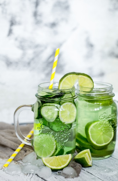 Gratis foto zomer detoxdrankje met komkommer en limoen, het concept van verfrissende drankjes