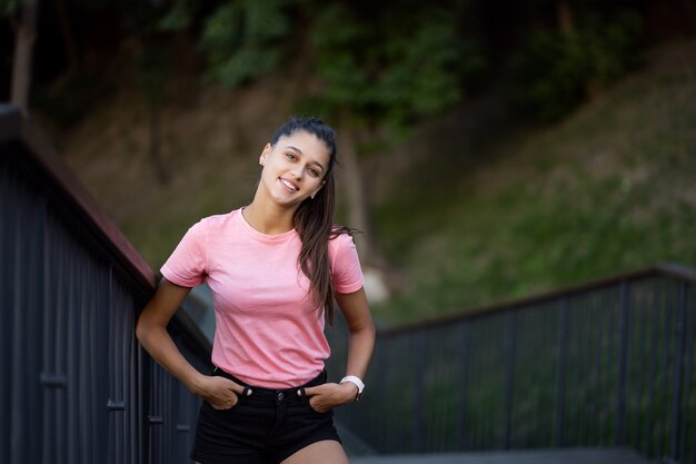 Zomer levensstijl mode portret van stijlvolle jongedame