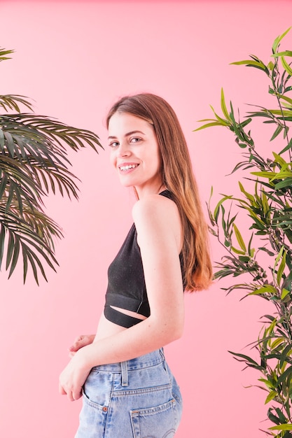 Gratis foto zomer mode concept met jonge vrouw voor planten