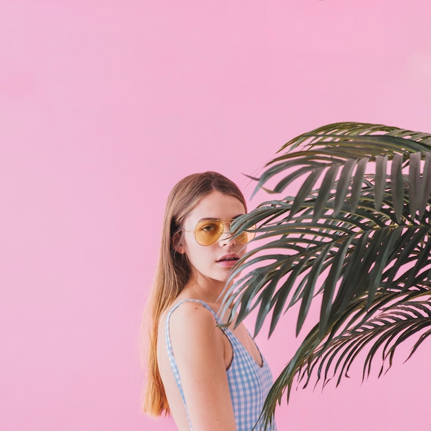 Gratis foto zomer mode concept met vrouw draagt ​​een zonnebril