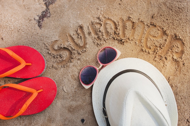 Zomer samenstelling met hoed, flip-flops en zonnebril