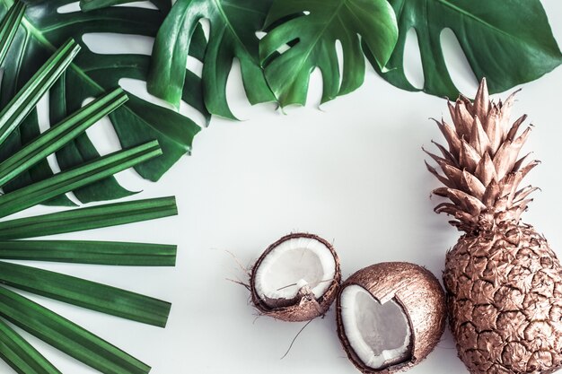 zomer samenstelling met tropische bladeren en fruit op witte achtergrond