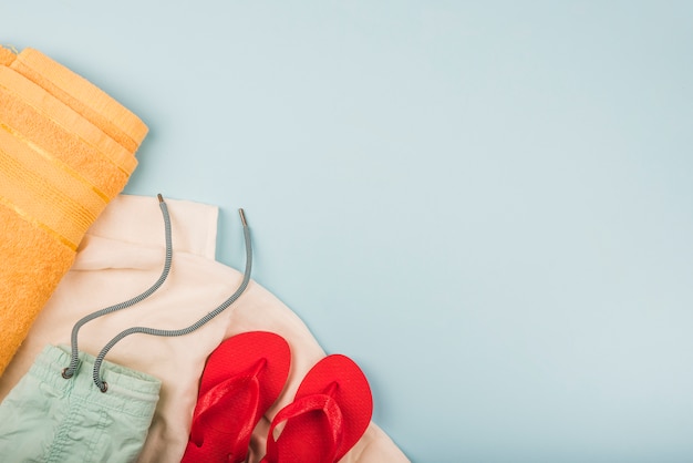 Zomer shorts en flip flops in de buurt van handdoeken