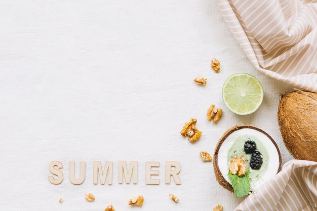 Zomer smoothie in kokosnoot met copyspace