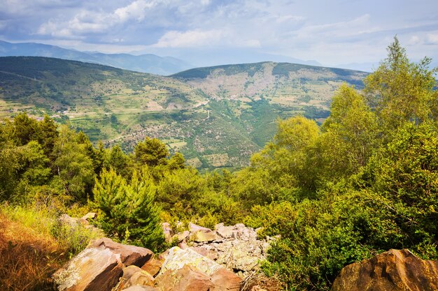 Zomer uitzicht op de Pyreneeën bergen.