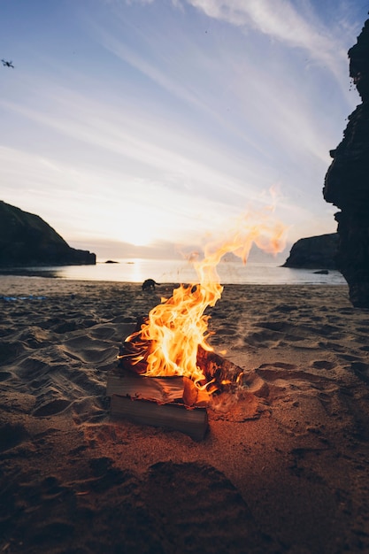 Zomer vreugdevuur aan het strand in Wales