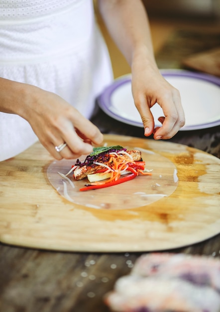 Zomerbroodje gevuld met verse groenten