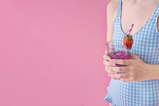 Gratis foto zomerconcept met cocktail van de vrouwenholding