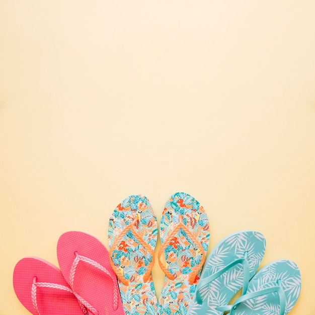 Gratis foto zomerconcept met drie paar flip-flops