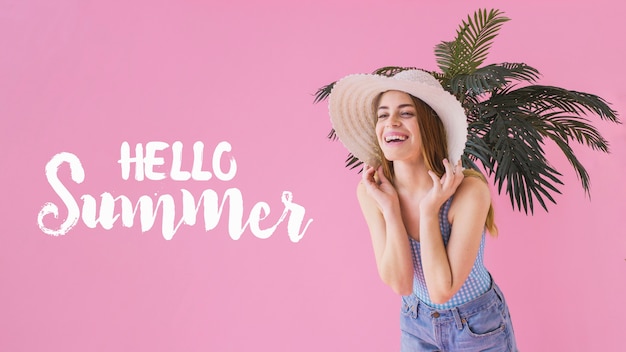 Gratis foto zomerconcept met meisje voor palmboom