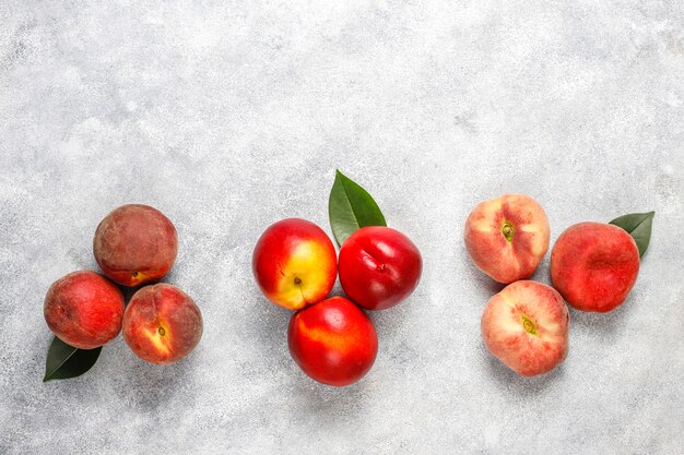 Zomerfruit: vijgenperziken, nectarine en perziken, bovenaanzicht