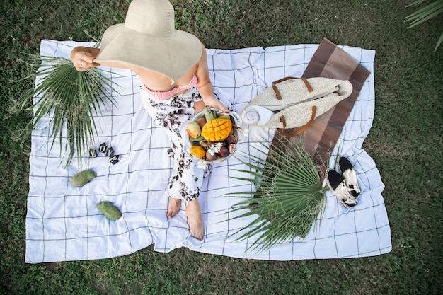 Zomerpicknick, meisje met een bord fruit