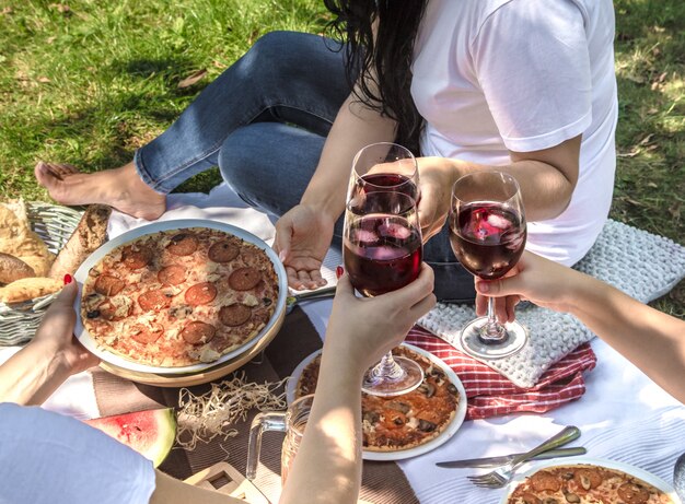 Zomerpicknick met vrienden in de natuur met eten en drinken.