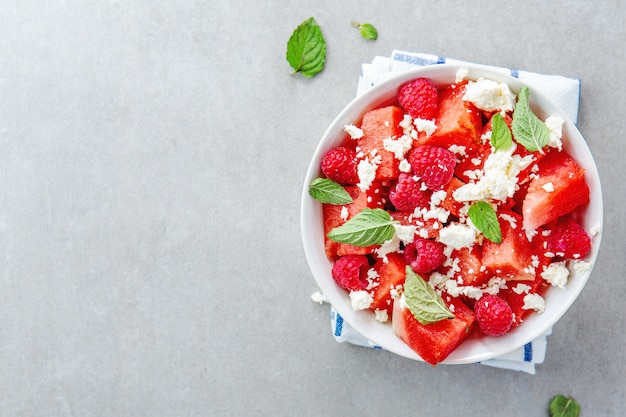 Gratis foto zomersalade met watermeloen en feta