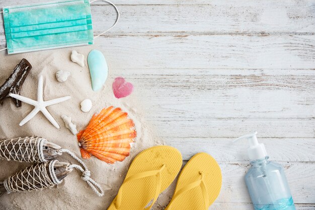 Zomervakantie in de nieuwe normale flatlay-achtergrond