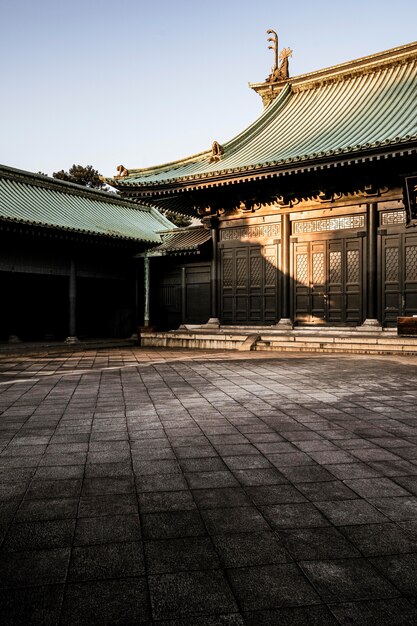 Zon die de traditionele Japanse houten tempel raakt