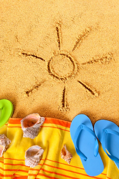 Zon getekend in het zand van het strand