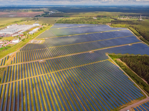 Zonne-energiecentrale in het veld Luchtfoto van zonnepanelen
