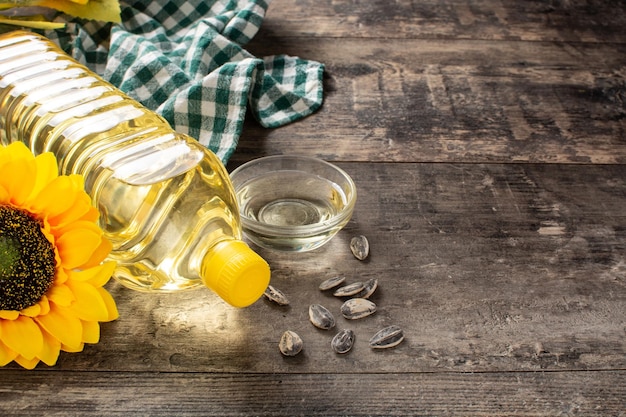 Zonnebloemolie plastic fles op houten tafel