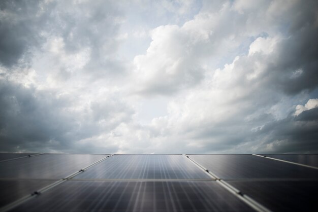 Zonnecelboerderij in krachtcentrale voor alternatieve energie van de zon