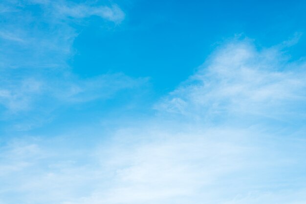 Zonneschijn wolken hemel tijdens de ochtend achtergrond. Blauwe, witte pastel hemel, zachte focus lens flare zonlicht. Abstract vage cyaan gradiënt van vreedzame aard. Open uitzicht op ramen mooie zomer lente