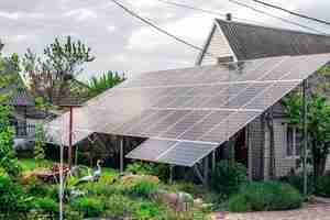 Gratis foto zonnestelsel zonnepanelen in de buurt van het huis