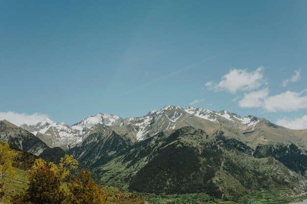 Zonnig landschap van een berg