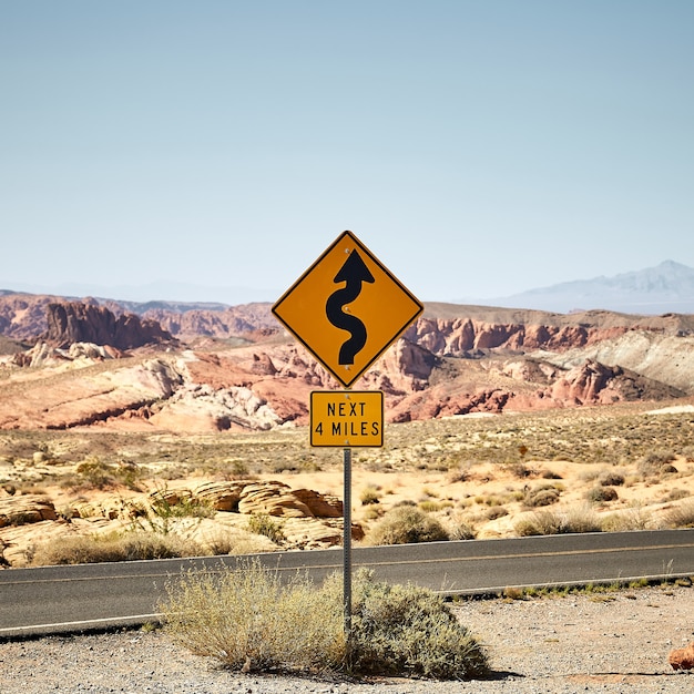 Zonnig landschap van een gele verkeerswegwijzer in het Valley of Fire State Park in Nevada, VS