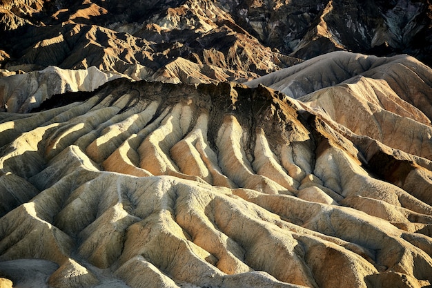 Gratis foto zonnig landschap van het zabriskie point in death valley national park, californië - vs
