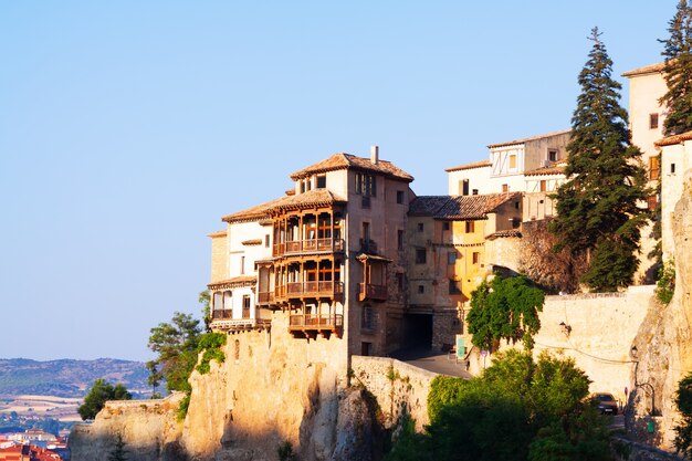 Zonnig uitzicht op hangende huizen in Cuenca