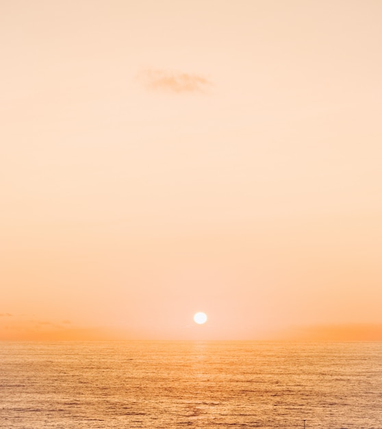 Gratis foto zonsondergang aan de oceaan