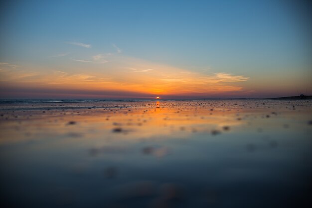 zonsondergang in het strand