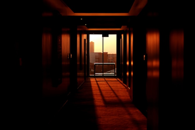Zonsondergang komt door de ramen van een hotel