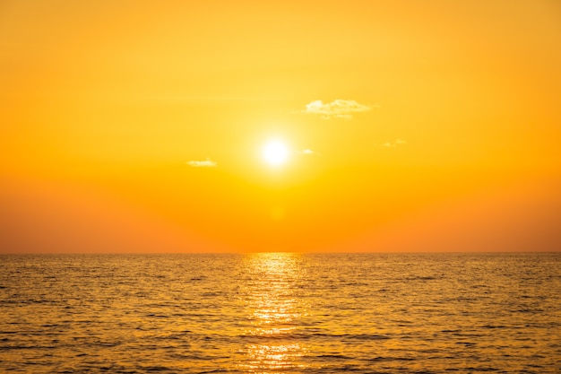 Gratis foto zonsondergang met zee