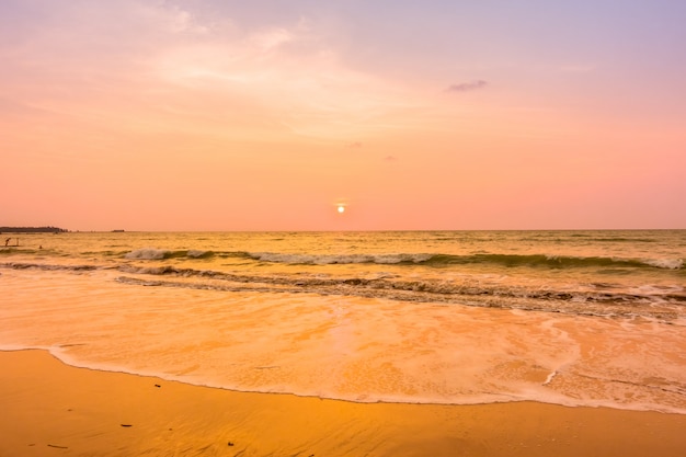 Gratis foto zonsondergang op het strand