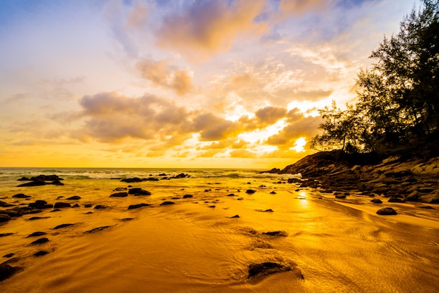 Gratis foto zonsondergang op het strand