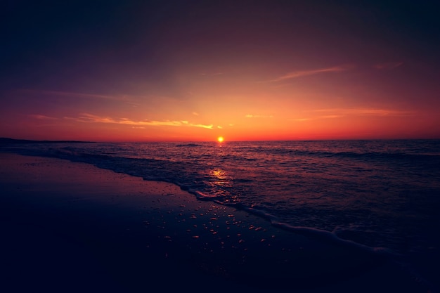 Zonsondergang over zee.