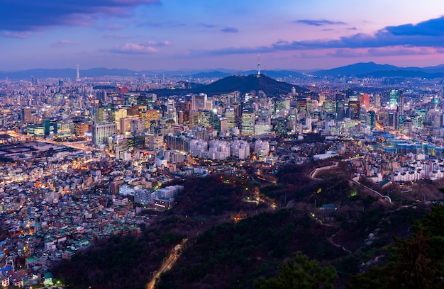 Zonsondergang van de stadshorizon van seoel, zuid-korea.