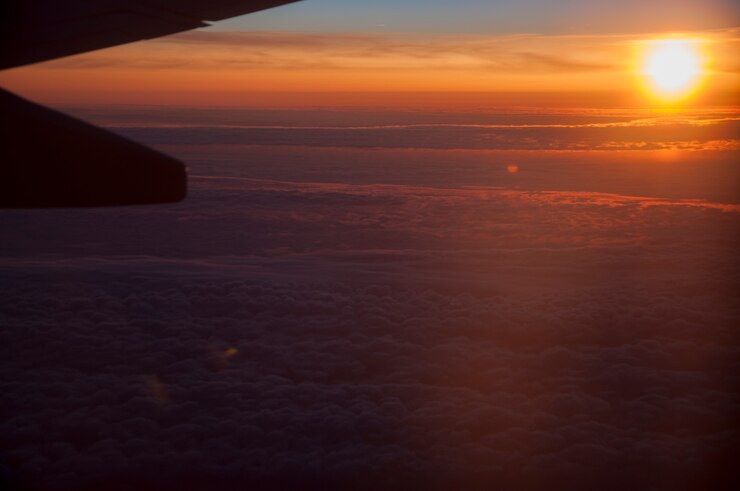 zonsondergang vlucht hemel landschap vliegtuig