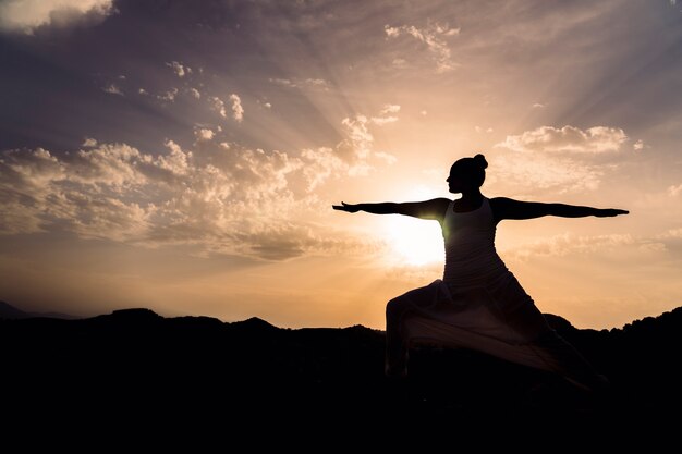 Zonsondergang, yoga en schaduwen