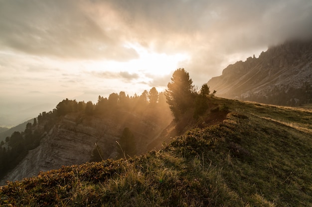 Zonsopgang boven de berg