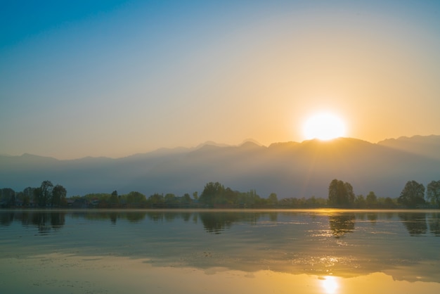 Gratis foto zonsopgang op dalmeer, kasjmir india.