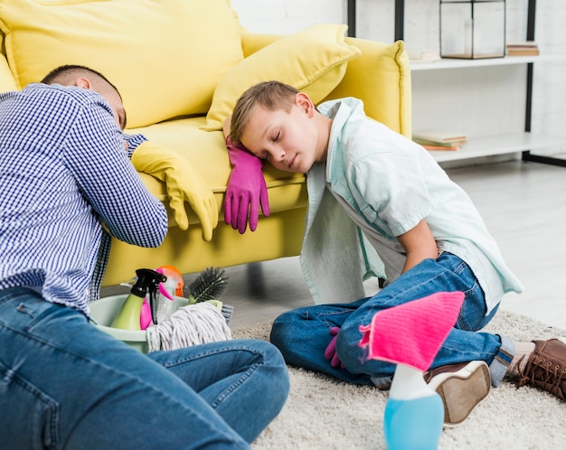 Zoon en vader slapen na het schoonmaken