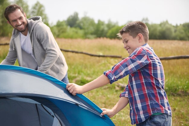 Zoon helpt zijn vader op de camping