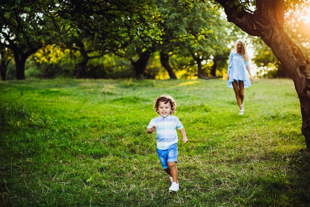 zoon jongen blauwe zomer licht