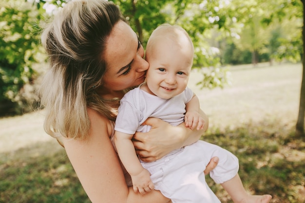 zoon mooie vrouw park peuter