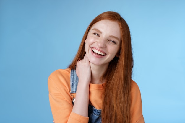 Zorgeloos dwaze flirterige jonge roodharige vriendin die plezier heeft en geniet van een heerlijke date zomeravond gelach...