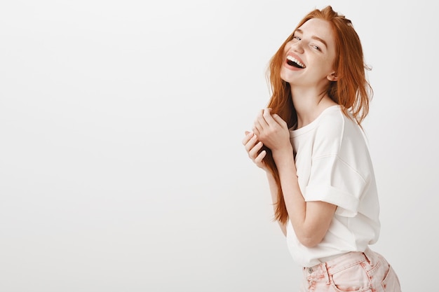 Zorgeloos gelukkig roodharige vrouw lachen en glimlachen, genieten van de zomer