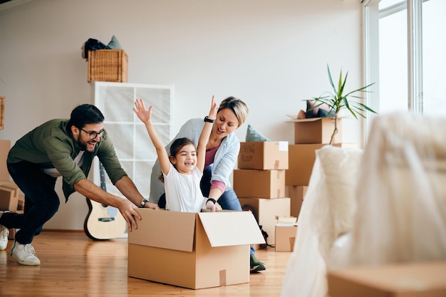 Zorgeloos gezin dat plezier heeft tijdens het verhuizen naar een nieuw huis