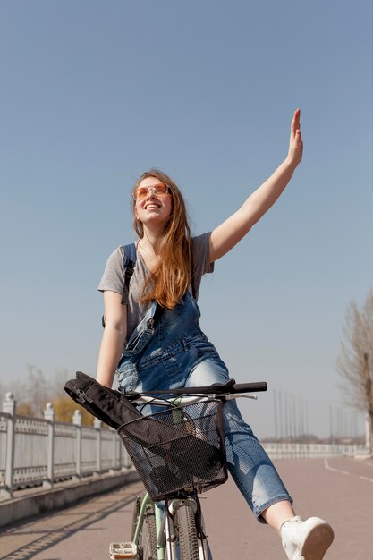 Zorgeloos vrouw met de fiets